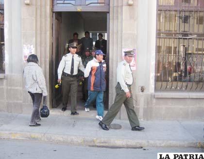Profesor acusado por los padres de sus alumnas