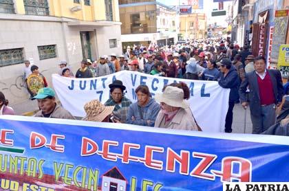 Vecinos marcharon pidiendo celeridad en trámites municipales