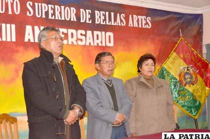 Autoridades de cultura en el homenaje al ISBA