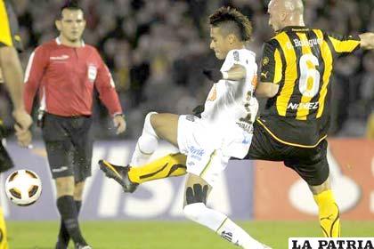Neymar y Rodríguez, diputan el balón