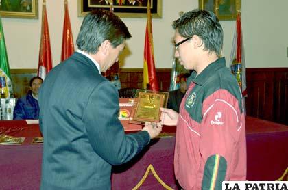 Cristian Nava entrega el reconocimiento a Andrés García que alcanzó la única medalla de Plata para Oruro