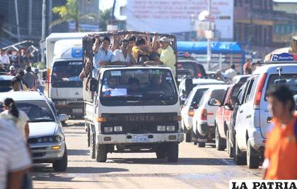 Los chóferes anunciaron el paro de transportes con bloqueos de caminos, a partir del lunes 20