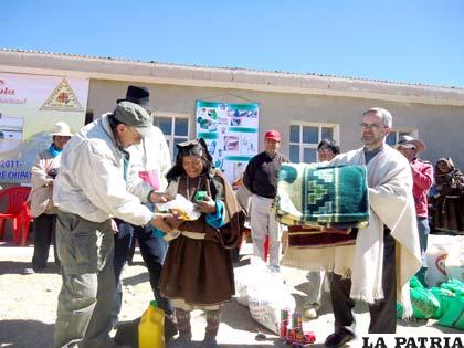 Obispo de Oruro Cristóbal Bialasik y otros voluntarios entregaron donaciones a chipayas