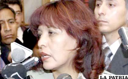 Ministra de Transparencia, Nardy Suxo Iturri, es acusada por uso indebido de influencia
