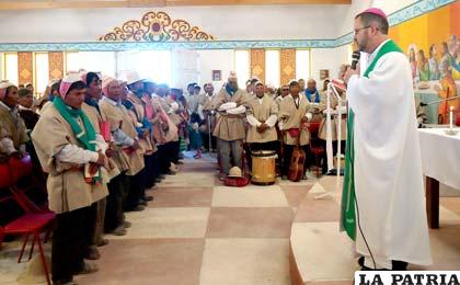 Obispo de Oruro Cristóbal Bialasik en misa efectuada en la iglesia de Chipaya 