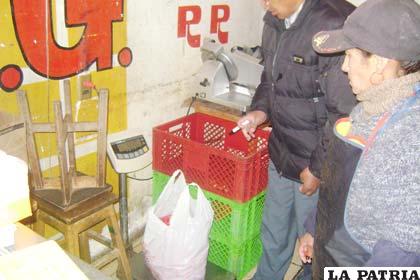 Falta de higiene en puestos de venta de salchicha y productos con fechas borrosas de caducidad fueron decomisados por policías municipales 