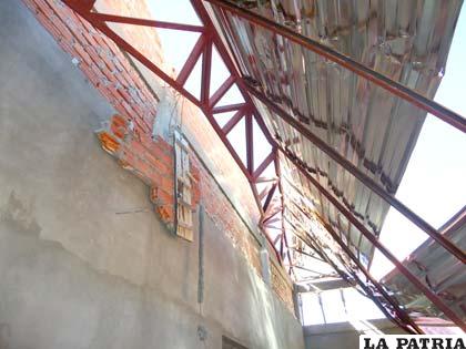 Techo del Coliseo en Escara derruido por granizada, hasta la fecha no fue refaccionado