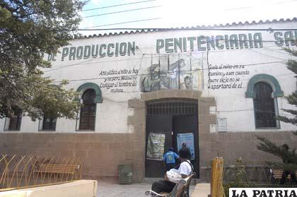 Frontis del penal de San Pedro