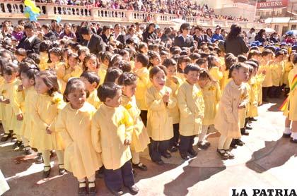 Entusiastas niños del “Óscar Alfaro” en la celebración de un nuevo aniversario de su kínder