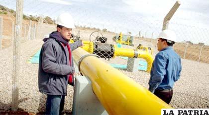 Trabajadores petroleros inspeccionan ductos de transporte de hidrocarburos