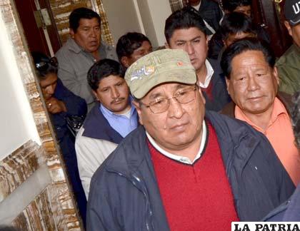 Chóferes ratifican el paro y bloqueo pese a que el Gobierno retrocedió