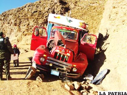 Camión que se encunetó en el camino Caracollo – Colquiri