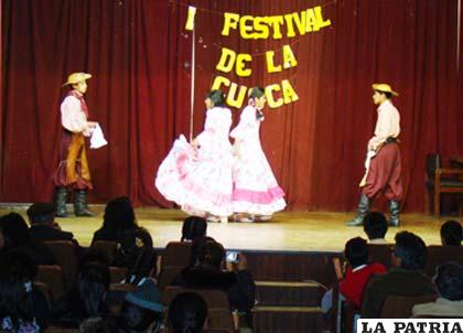 La cueca bellamente interpretada por estudiantes de Oruro