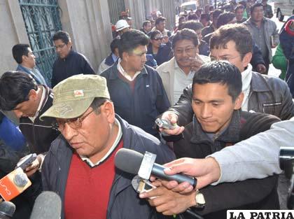 Los dirigentes sindicales de choferes a la cabeza de Franklin Durán se retiran del palacio de gobierno al no ser recibido por el presidente Evo Morales