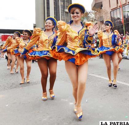 Miles de danzarines demostraron sus coloridos traje y pasos en la entrada del Señor Jesús del Gran Poder