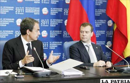 El presidente del Gobierno español, José Luis Rodríguez Zapatero (i), junto al presidente ruso, Dmitri Medvédev (d), durante la clausura del Foro Económico Internacional de San Petersburgo