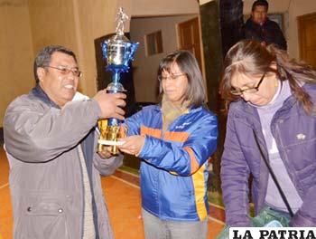 El representante del equipo Entel, recibe el trofeo de Vanesa García