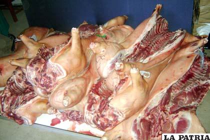 Carne de cerdo decomisada y devuelta por Senasag a comerciantes del mercado Campero