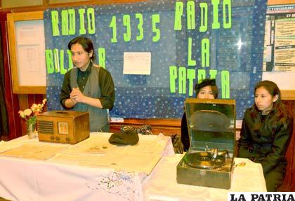 Exposición de radios y sobre la historia de la radiodifusión en Oruro a cargo de alumnos del tercer curso de la carrera de Comunicación Social