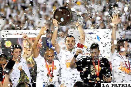 Jugadores del Santos, levantan el trofeo de campeón