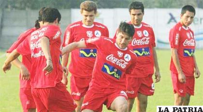 Jugadores de la selección nacional en el entrenamiento que se realiza en Buenos Aires