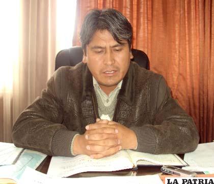 Andrés Villca, secretario departamental de Obras Sociales, da cuenta de los trabajos en el tema de electrificación