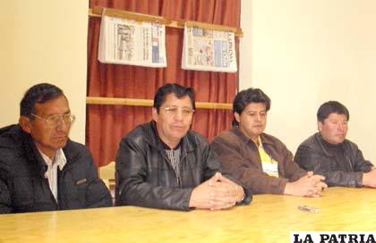 Viceministro de Educación Regular (segundo derecha) junto a autoridades del departamento
