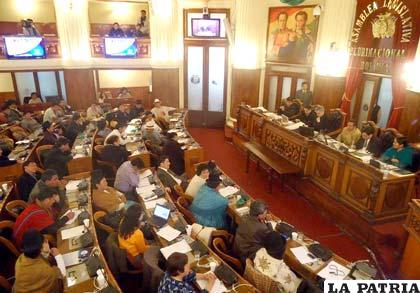 Asambleístas plurinacionales durante la elaboración de la convocatoria para las elecciones de magistrados