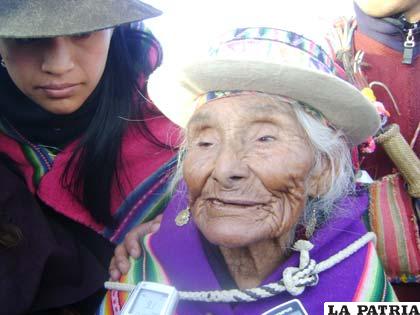 Anciana, pero lúcida es “Mamá Matilde”, uno de los personajes protagonistas en el recibimiento del Año Nuevo aymara