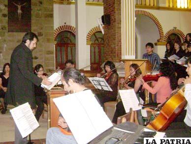 El maestro Jorge Villarroel dirigiendo el Coro y Orquesta de la Escuela Nacional de Música “Luis Felipe Arce”