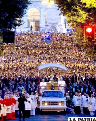 Miles de personas asistieron a la misa de Corpus Christi en la basílica romana de San Juan de Letrán