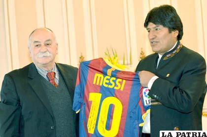 Xavier Azkargorta entregó la casaca de Lionel Messi al presidente Evo Morales