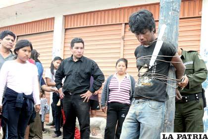 Antisocial amarrado al poste junto al arma blanca utilizada para su fechoría