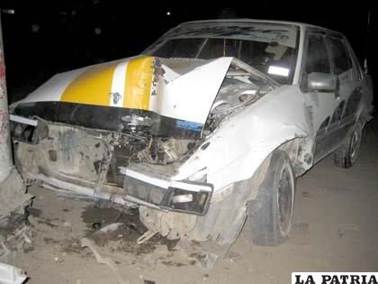 Taxi que luego chocó contra el poste