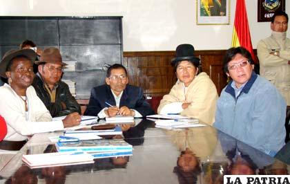 Reunión de autoridades de la Gobernación con la representante del PMA (primera a la izquierda)