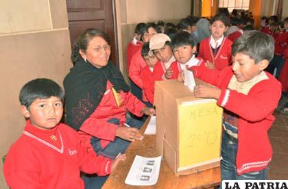 Proceso democrático en el que participaron niños y niñas de la Escuela España