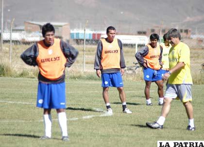 Jugadores de San José, junto al entrenador Marcelo Zuleta