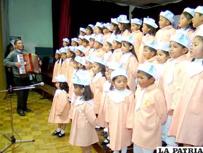 Niños del nivel inicial que participaron en el Cuarto Festival de Coros del Nivel Inicial 
