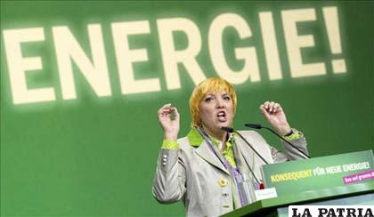 La copresidenta de Los Verdes alemanes, Claudia Roth, ofreciendo un discurso durante el congreso extraordinario de su partido en Berlín