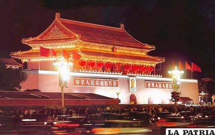 La plaza de Tiaanmen por la noche, al fondo, el Mausoleo de Mao Tse Tung
