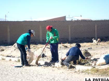 Los voluntarios del CDS Molle, realizando la limpieza en diferentes sectores de la ciudad