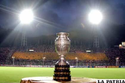 La Copa América, trofeo codiciado por las doce selecciones