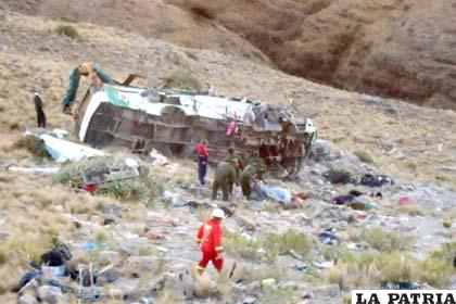 El embarrancamiento de un autobús en las cercanías de la Cuesta de Sama, en Tarija, dejò un saldo de 28 muertos, entre ellos dos bebés