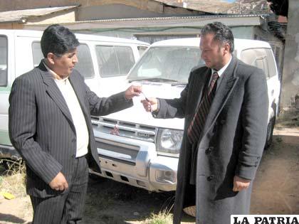 El fiscal de Distrito, Gonzalo Martínez, entrega la llave del vehículo a un representante de la Asamblea Departamental