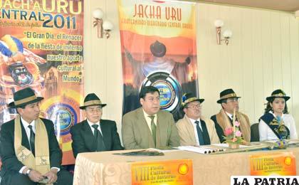 Dirigentes de la Fraternidad Morenada Central Oruro, en conferencia de prensa presentaron el programa del Festival Jach’a Uru a realizarse entre el 28 de junio al 2 de julio