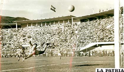 Golazo de Víctor Agustín Ugarte en la final de la Copa América de 1963