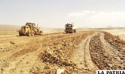 Los trabajos del tercer tramo de la doble vía Oruro-La Paz se cumplen de acuerdo a los plazos establecidos