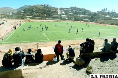 Canchas con césped sintético, una buena iniciativa para fomentar el deporte