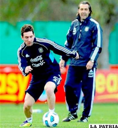 Messi junto a Batista en el entrenamiento de la selección de Argentina