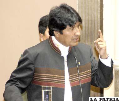 Morales anuncia construcción de carretera “sí o sí”